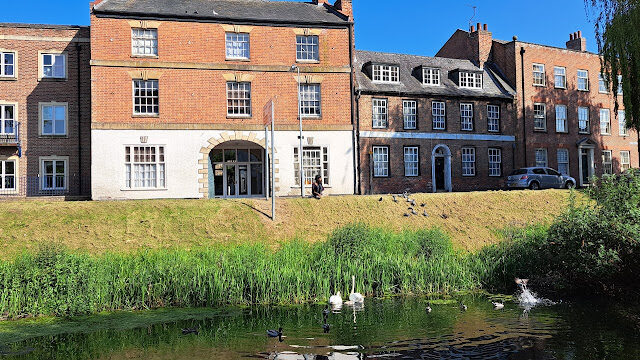 Spalding Water Taxi Boarding Point – Town